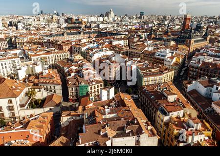 Luftaufnahme von der Drohne des Zentrums von Madrid, Altstadt von oben, Spanien Stockfoto