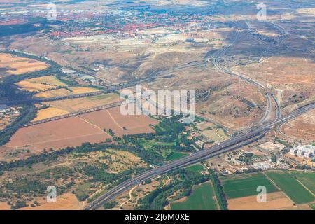 Madrid Vorstadtansicht aus dem Flugzeug . Luftaufnahme von Straßen und Landschaften in Spanien Stockfoto