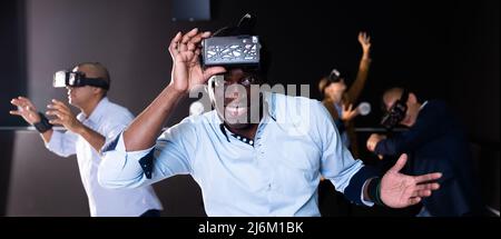 Porträt eines afroamerikanischen Mannes mit einer Virtual-Reality-Brille Stockfoto
