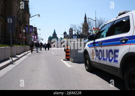 Ottawa, Ontario, Kanada - 30. April 2022: Ein Dienstfahrzeug des Polizeidienstes (OPS) von Ottawa, der Polizeidienststelle, wird an einer Straßensperre in der Wellington Street geparkt Stockfoto