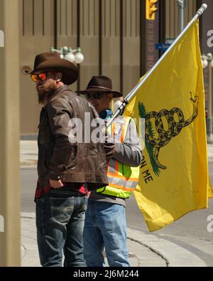 Ottawa, Ontario, Kanada - 30. April 2022: Zwei Männer, einer trägt eine gelbe Gadsden-Flagge mit dem Slogan „Don't Tread on me“, während des Rolling Thunder Stockfoto