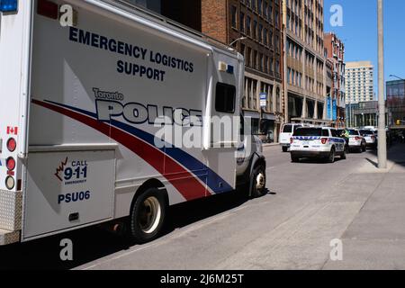 Ottawa, Ontario, Kanada - 30. April 2022: Ein Toronto Police Emergency Logistics Support Vehicle mit der Polizei von Ottawa während der Rolling Thunder Proteste. Stockfoto