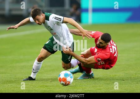 MÖNCHENGLADBACH, 3. Mai 2022 (Xinhua) -- Stefan Lainer (L) aus Mönchengladbach siedet mit Josko Gvardiol aus Leipzig beim Bundesliga-Fußballspiel der ersten deutschen Liga zwischen Borussia Mönchengladbach und RB Leipzig am 2. Mai 2022 in Mönchengladbach. (Foto von Ulrich Hufnagel/Xinhua) Stockfoto