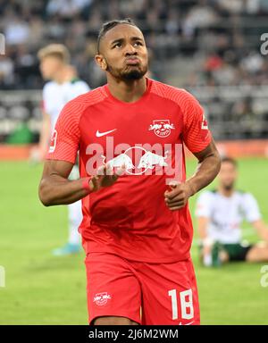 MÖNCHENGLADBACH, 3. Mai 2022 (Xinhua) -- Christopher Nkunku aus Leipzig feiert beim Bundesliga-Fußballspiel der ersten deutschen Liga zwischen Borussia Mönchengladbach und RB Leipzig am 2. Mai 2022 in Mönchengladbach einen Torstand. (Foto von Ulrich Hufnagel/Xinhua) Stockfoto