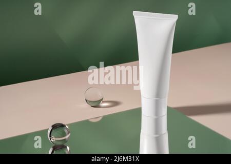 Kosmetische Creme Mockup Schaufenster Produktpräsentation. Schaufenstermock für Werbung, Kosmetikstand, Branding-Szene mit Ball und Spiegel, Schatten Stockfoto