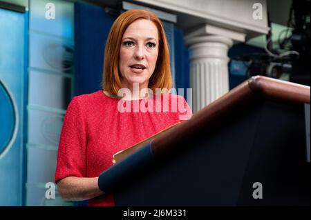 Jen Psaki, die Pressesprecherin des Weißen Hauses, spricht bei einer Pressekonferenz im Pressesprecheraum des Weißen Hauses. Stockfoto