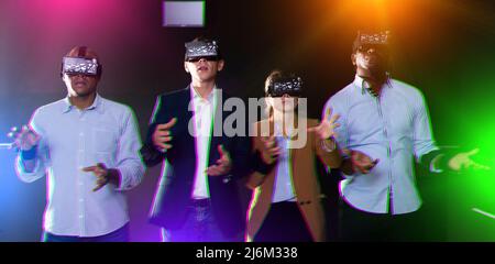 Multiethnische Freunde mit einer Virtual-Reality-Brille Stockfoto