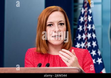 Jen Psaki, die Pressesprecherin des Weißen Hauses, spricht bei einer Pressekonferenz im Pressesprecheraum des Weißen Hauses. Stockfoto