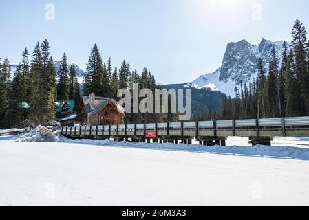 Emerald Lake liegt im Yoho National Park, British Columbia, Kanada.[1] der Yoho National Park ist einer der 4 zusammenhängenden Nationalparks im Herzen Stockfoto