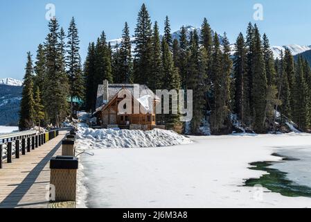 Emerald Lake liegt im Yoho National Park, British Columbia, Kanada.[1] der Yoho National Park ist einer der 4 zusammenhängenden Nationalparks im Herzen Stockfoto