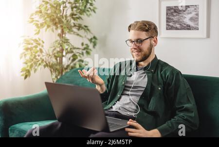 Mann mit Videoanruf zu Hause Stockfoto