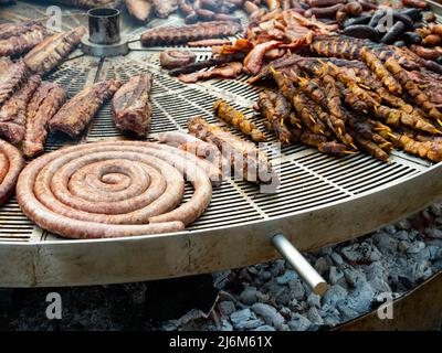 Würstchen und Rippchen grillen auf dem grill Stockfoto