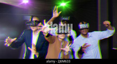 Multikulturelle Freunde mit Virtual-Reality-Headsets.Lichtlasereffekt Stockfoto