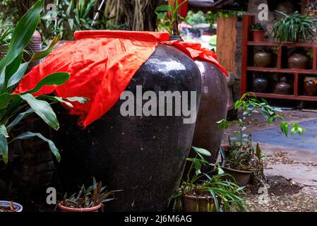 Große Tongefäße für die Lagerung von Baijiu in einer Destillerie von Baijiu in China Stockfoto