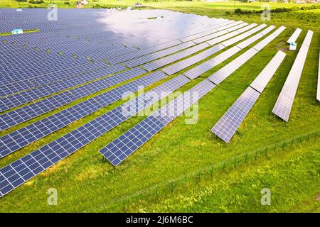 Luftaufnahme des Solarkraftwerks auf dem grünen Feld. Elektrische Paneele zur Erzeugung sauberer ökologischer Energie Stockfoto