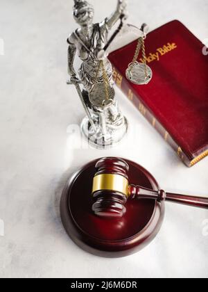 Der Gavel des Richters, die Heilige Bibel, die Figur von Themis - der Göttin der Gerechtigkeit auf weißem Hintergrund. Demokratie, Freiheit, Justiz, Fürsprache Stockfoto