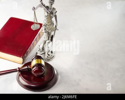 Symbole der amerikanischen Gerechtigkeit. Richtergavel, Figur der Themis - der Göttin der Gerechtigkeit und der Heiligen Bibel auf weißem Hintergrund. Demokratie, Herrschaft des l Stockfoto