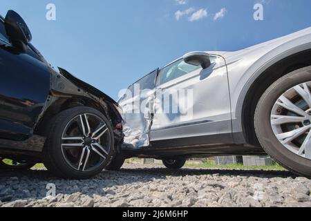 Autos stürzten bei einem Verkehrsunfall nach einem Zusammenstoß auf der Stadtstraße schwer ab. Straßenverkehrssicherheit und Versicherungskonzept Stockfoto