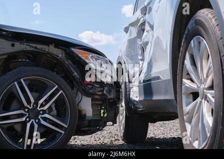 Autos stürzten bei einem Verkehrsunfall nach einem Zusammenstoß auf der Stadtstraße schwer ab. Straßenverkehrssicherheit und Versicherungskonzept Stockfoto