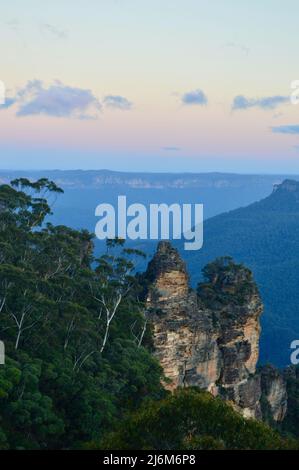 Blick auf die Three Sisters in den Blue Mountains vom Spooners Lookout aus Stockfoto