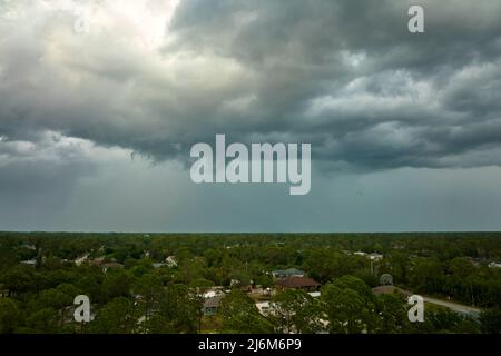 Dunkle, stürmische Wolken bilden sich am düsteren Himmel vor starken Regenfällen über dem Stadtgebiet Stockfoto