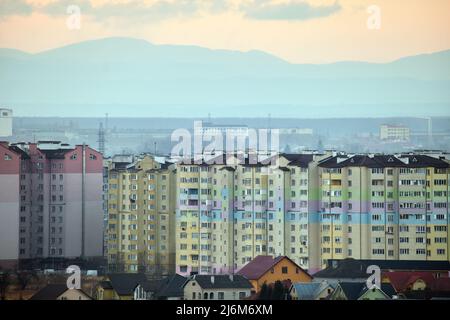 Hohes Wohnapartmentgebäude in einem Wohnviertel der Stadt. Immobilienentwicklung Stockfoto
