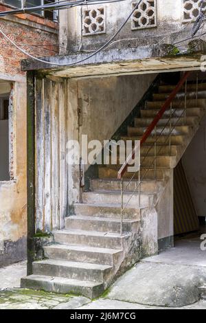 Nahaufnahme der Treppe eines Wohngebäudes in einem verlassenen alten Wohngebiet Stockfoto