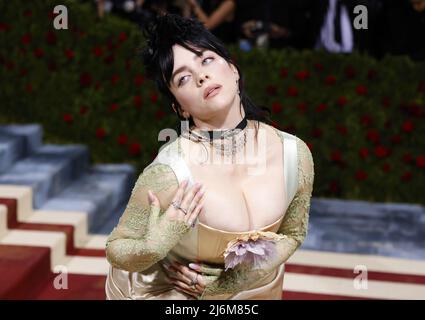 Billie Eilish kommt auf dem roten Teppich zur Met Gala im Metropolitan Museum of Art, um die Eröffnung des Costume Institute von „in America: An Anthology of Fashion“ in New York City am Montag, den 2. Mai 2022, zu feiern. Foto von John Angelillo/UPI Stockfoto