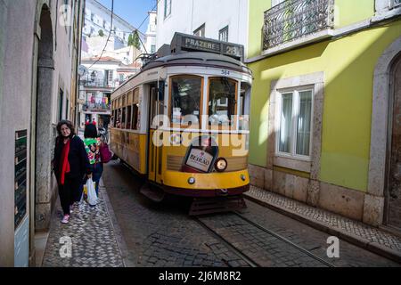 Eine Straßenbahn fährt durch die Straßen des Stadtteils Santa Apolonia in Lissabon. Die Fälle von Covid-19 nahmen in Portugal nach einer Woche mit einem leichten Anstieg ab. Die Zahl der neuen Virusfälle und die Inzidenz sind nach dem DSG-Bericht (General Health Direction) erneut gesunken, der die Zunahme der Zirkulation des BA.5-Stammes der Omicron-Variante und eines neuen Substammes von BA.2 hervorhebt. Stockfoto