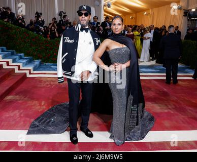 Swizz Beatz und Alicia Keys kommen auf dem roten Teppich zur Met Gala im Metropolitan Museum of Art, wo sie am Montag, den 2. Mai 2022, die Eröffnung des Costume Institute von „in America: An Anthology of Fashion“ in New York City feiern. Foto von John Angelillo/UPI Stockfoto