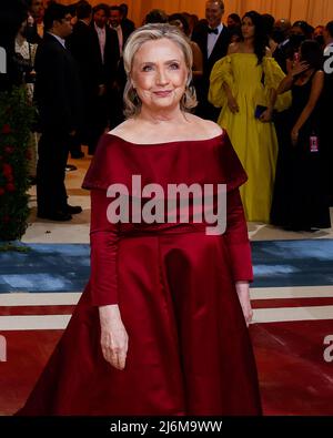 Hillary Rodham Clinton kommt auf dem roten Teppich zur Met Gala im Metropolitan Museum of Art, wo sie am Montag, den 2. Mai 2022, die Eröffnung des Costume Institute von "in America: An Anthology of Fashion" in New York City feiert. Foto von John Angelillo/UPI Stockfoto