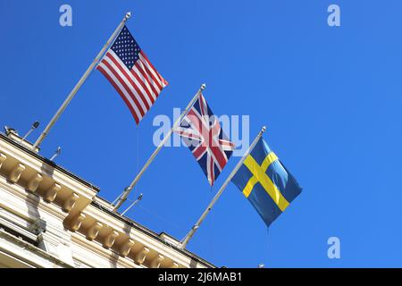 Niederwinkelansicht der Flagge, die die USA, Großbritannien und Schweden representig. Stockfoto