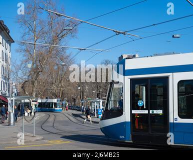 Zürich, Schweiz - 5. 2022. März: Straßenbahnen an der Haltestelle Sihlquai Stockfoto