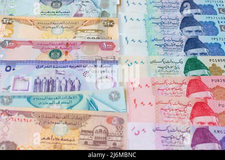 Pakistanische Banknoten vs. VAE-Banknoten-Konzept Stockfoto