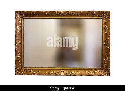 Malrahmen isoliert auf weißer Wand. Goldenes antikes verzierten, klassischen Bilderrahmen mit Blumenmuster, verwackelte Spiegel. Vorlage für Ausstellungsobjekte in der Kunstgalerie Stockfoto