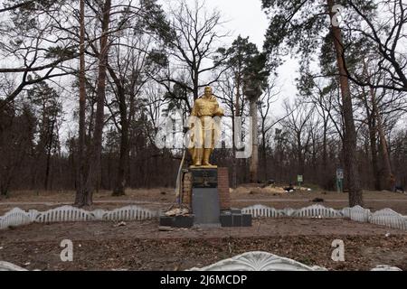 HORENKA, UKRAINE 07. März. Eine Gedenkstatue für sowjetische Soldaten, die während des Zweiten Weltkriegs getötet wurden, befindet sich im Frontdorf Horenka, nördlich der Hauptstadt Kiew, während die russische Invasion in der Ukraine am 07. März 2022 in Horenka, Ukraine, fortgesetzt wird. Russland begann eine militärische Invasion der Ukraine, nachdem das russische parlament Verträge mit zwei abtrünnigen Regionen in der Ostukraine gebilligt hatte. Es ist der größte militärische Konflikt in Europa seit dem Zweiten Weltkrieg Stockfoto