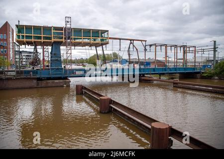 29. April 2022, Niedersachsen, Emden: An der Eisenbahnbrücke am Hafen werden Bauarbeiten durchgeführt. Die baufällige Bascule-Brücke der Emdener Eisenbahn über den Binnenhafen von Emden soll bis Ende Mai rechtzeitig zur Matjestage repariert und wieder gefaltet werden. Foto: Sina Schuldt/dpa Stockfoto