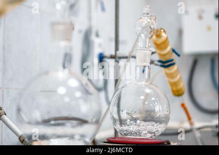 Kolben mit kochendem Alkohol bei der Destillation im Labor Stockfoto