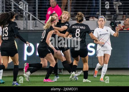 Angel City FC-Stürmer Jun Endo (18) feiert mit der Verteidigerin Vanessa Gilles (4), die während eines NWSL-Spiels gegen die North Ca ein Tor erzielt hat Stockfoto