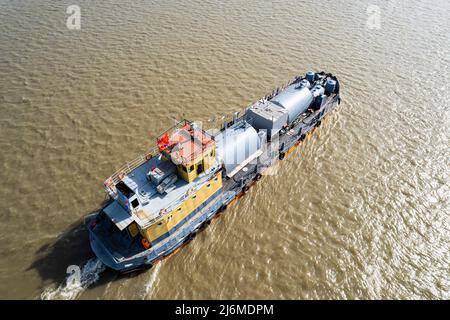 Ein Lastkahn schwimmt auf dem Fluss. Transport von Waren. Stockfoto