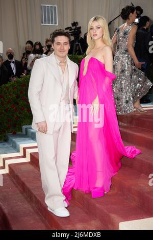 New York, USA. 02.. Mai 2022. New York, USA. 02. Mai, 2022.New York, Vereinigte Staaten. 01.. Mai 2022. Brooklyn Beckham und Nicola Peltz nehmen an der Met Gala 2022 Teil, die am 02. Mai 2022 in New York City, USA, die Veranstaltung „in America: An Anthology of Fashion“ im Metropolitan Museum of Art feiert. Photo by DNphotography/ABACAPRESS.COM Credit: Abaca Press/Alamy Live News Credit: Abaca Press/Alamy Live News Stockfoto