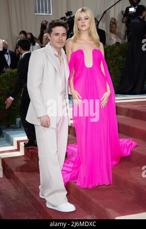 New York, USA. 02.. Mai 2022. New York, USA. 02. Mai, 2022.New York, Vereinigte Staaten. 01.. Mai 2022. Brooklyn Beckham und Nicola Peltz nehmen an der Met Gala 2022 Teil, die am 02. Mai 2022 in New York City, USA, die Veranstaltung „in America: An Anthology of Fashion“ im Metropolitan Museum of Art feiert. Photo by DNphotography/ABACAPRESS.COM Credit: Abaca Press/Alamy Live News Credit: Abaca Press/Alamy Live News Stockfoto