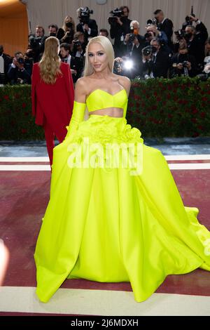 New York, USA. 02.. Mai 2022. New York, USA. 02. Mai, 2022.New York, Vereinigte Staaten. 01.. Mai 2022. Gwen Stefani nimmt an der Met Gala 2022 Teil, die am 02. Mai 2022 im Metropolitan Museum of Art in New York City, USA, die „in America: An Anthology of Fashion“ feiert. Photo by DNphotography/ABACAPRESS.COM Credit: Abaca Press/Alamy Live News Credit: Abaca Press/Alamy Live News Stockfoto