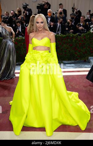 New York, USA. 02.. Mai 2022. New York, USA. 02. Mai, 2022.New York, Vereinigte Staaten. 01.. Mai 2022. Gwen Stefani nimmt an der Met Gala 2022 Teil, die am 02. Mai 2022 im Metropolitan Museum of Art in New York City, USA, die „in America: An Anthology of Fashion“ feiert. Photo by DNphotography/ABACAPRESS.COM Credit: Abaca Press/Alamy Live News Credit: Abaca Press/Alamy Live News Stockfoto
