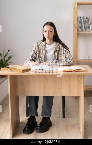 Fernunterricht, asiatische Student Mädchen zu Hause studieren. Selbstbewusster Teenager macht Hausaufgaben Schreiben Dissertation Notizen für Forschungsbericht Essay, öffnen Stockfoto