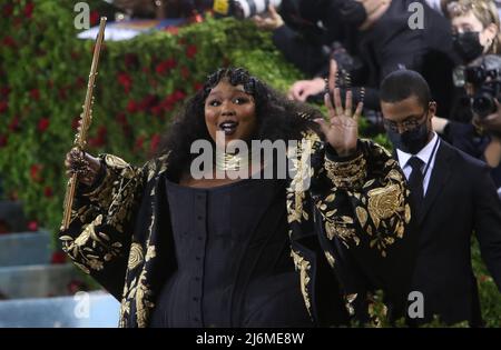 NEW YORK, NEW YORK - 02. MAI: Lizzo bei der Met Gala 2022, die am 02. Mai 2022 im Metropolitan Museum of Art in New York City das Motto „in America: An Anthology of Fashion“ feiert. Quelle: RW/MediaPunch Quelle: MediaPunch Inc/Alamy Live News Stockfoto