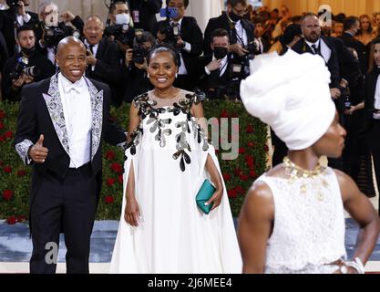 New York, Usa. 03.. Mai 2022. Tracey Collins und der Bürgermeister von New York, Eric Adams, kommen auf dem roten Teppich zur Met Gala im Metropolitan Museum of Art, um die Eröffnung des Costume Institute von „in America: An Anthology of Fashion“ in New York City am Montag, den 2. Mai 2022, zu feiern. Foto von John Angelillo/UPI Credit: UPI/Alamy Live News Stockfoto