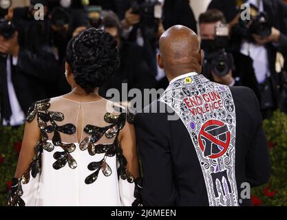 New York, Usa. 03.. Mai 2022. Tracey Collins und der Bürgermeister von New York, Eric Adams, kommen auf dem roten Teppich zur Met Gala im Metropolitan Museum of Art, um die Eröffnung des Costume Institute von „in America: An Anthology of Fashion“ in New York City am Montag, den 2. Mai 2022, zu feiern. Foto von John Angelillo/UPI Credit: UPI/Alamy Live News Stockfoto