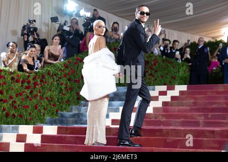 New York, USA. 02.. Mai 2022. New York, USA. 02. Mai, 2022.New York, Vereinigte Staaten. 01.. Mai 2022. Kim Kardashian und Pete Davidson nehmen an der Met Gala 2022 Teil, die am 02. Mai 2022 in New York City, USA, die Veranstaltung „in America: An Anthology of Fashion“ im Metropolitan Museum of Art feiert. Photo by DNphotography/ABACAPRESS.COM Credit: Abaca Press/Alamy Live News Credit: Abaca Press/Alamy Live News Stockfoto