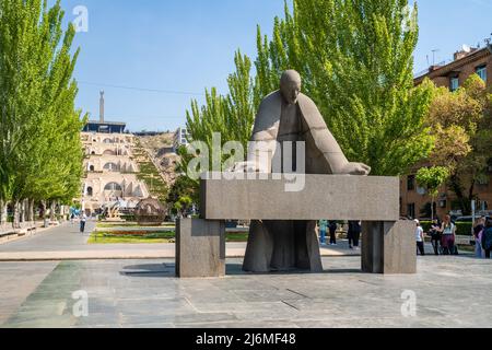 Jerewan, Armenien - 30. April 2022 - Statue des Alexander Tamanyan-Denkmals in der Tamanyan-Straße vor dem Kaskadenkomplex in Jerewan, Armenien Stockfoto